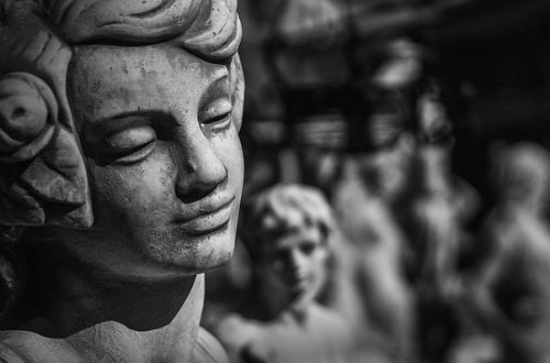 jak usunąć plamy z wosku na pomniku