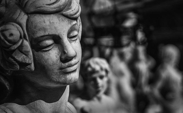 jak usunąć plamy z wosku na pomniku