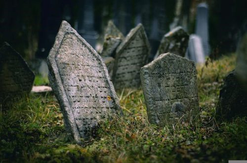 tłusta plama na pomniku